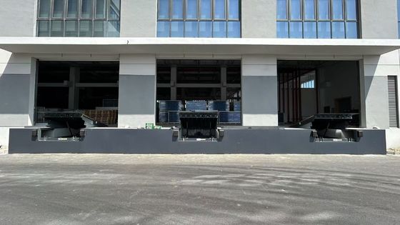 Rampa di carico idraulica telescopica per magazzini industriali