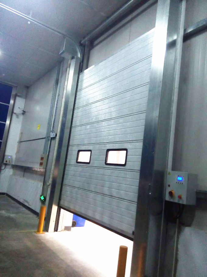 Lo sportello ad alta velocità esteriore di monofase di CA 200V ha galvanizzato la porta verticale dell'ascensore della struttura d'acciaio